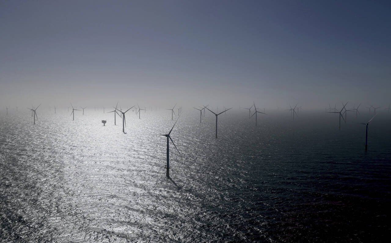 Vindmølleparker til havs finnes en rekke steder i Nordsjøen, som her utenfor tyske Helgoland. Lenger nord i Nordsjøen, har britene montert verdens dypeste havvindmølle utenfor kysten av Skottland. Illustrasjonsfoto: Christian Charisius / AP / NTB