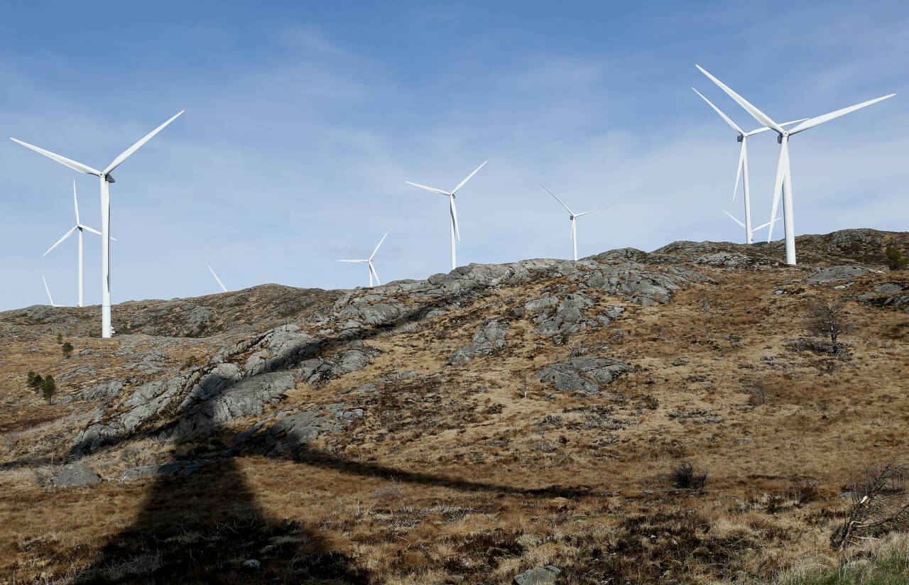 Noen av vindturbinene i Midtfjellet vindpark i Fitjar kommune. Foto: Jan Kåre Ness / NTB