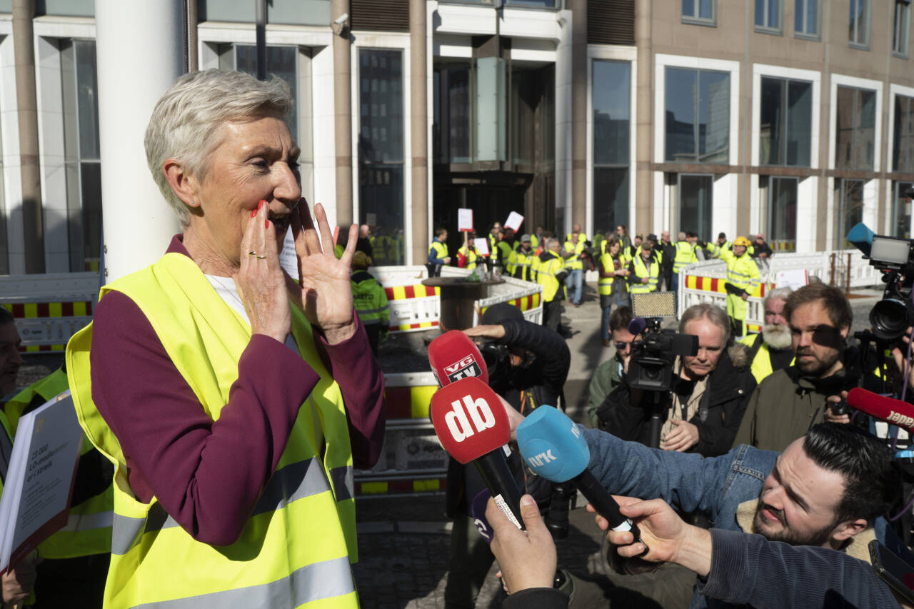 LO-leder Peggy Hessen Følsvik møtte mandag streikende bygnings- og anleggsarbeidere ved regjeringskvartalet Oslo. Foto: Cornelius Poppe / NTB