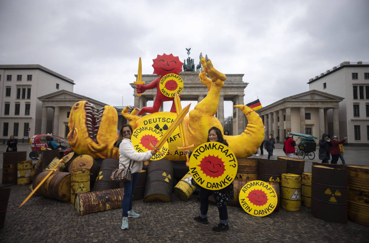 Greenpeace feirer stengningen av Tysklands siste atomkraftverk foran Brandenburger Tor i Berlin. Foto: Markus Schreiber / AP / NTB