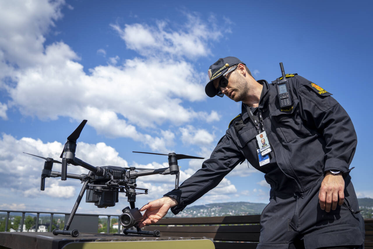 Prosjektleder for droner i politiet, Jørgen Lunde Ronge, med en DJI Matrice 210-drone. Foto: Heiko Junge / NTB