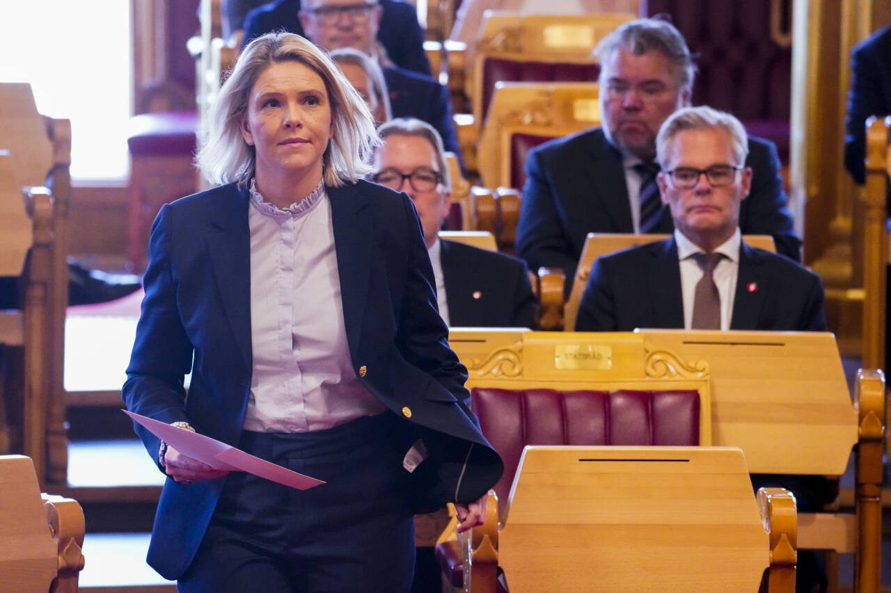 Frp-leder Sylvi Listhaug og finanstopp Hans Andreas Limi (sittende t.h.) kan glede seg over en fin måling.Foto: Ole Berg Rusten / NTB