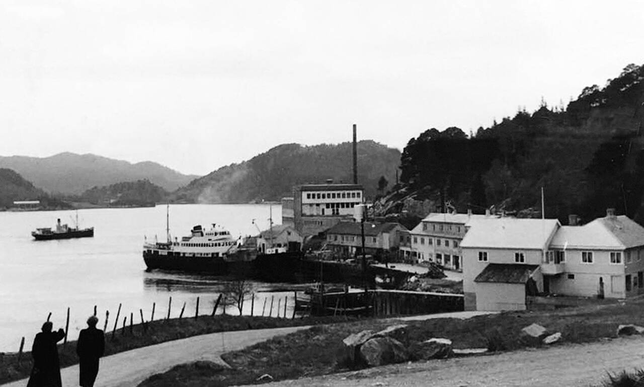 Aure sentrum med kaia, Meieribygget og sjøbussen «Aure» på 1950-tallet. Bilde fra Nordmørsmusea.