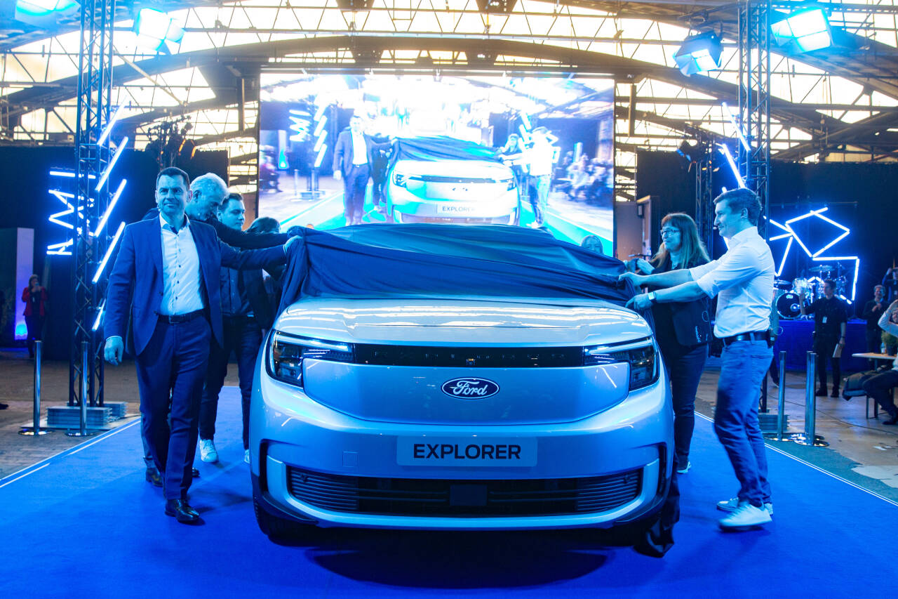 FORSINKET: Ford Explorer ble første gang vist i mars, med en ventet lansering i starten av 2024. Videreutvikling av batteriene gjør at lanseringen forsinkes. Foto: Produsenten