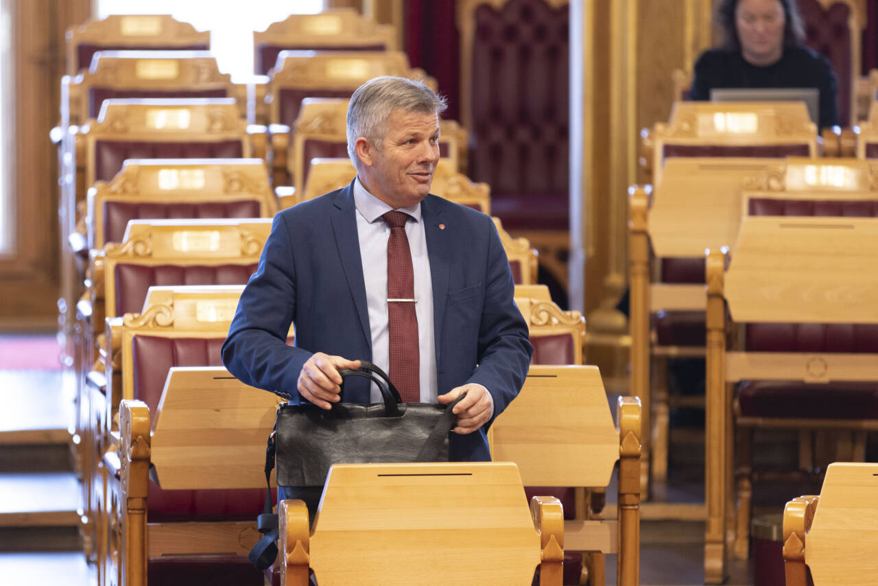 Fiskeri- og havminister Bjørnar Selnes Skjæran (Ap) sier det kommer en avklaring om grunnrenteskatt også på havbruk til havs i forbindelse med statsbudsjettet i oktober. Foto: Hanna Johre / NTB