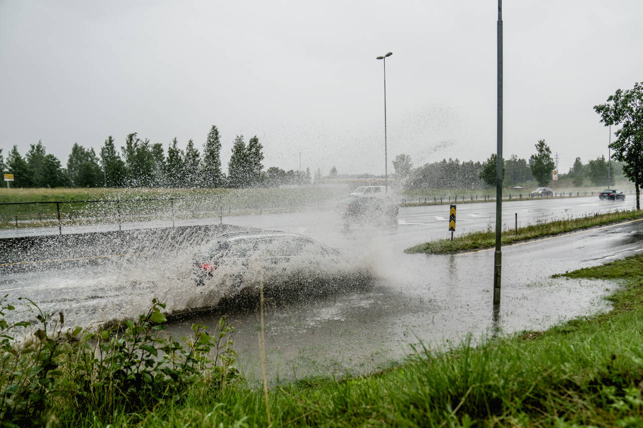 SKYBRUDD: Intense regnskurer kan brått føre til overvann i veibanen. Foto: Stian Lysberg Solum / NTB