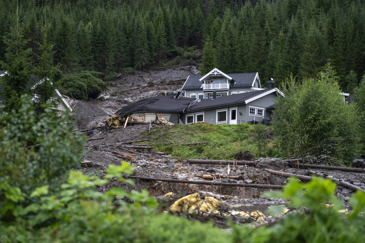 Hus tatt av skred i Bagn i Valdres som følge av ekstremværet Hans. Uværet kan være en av de dyreste naturkatastrofene i Norge noensinne. Foto: Cornelius Poppe / NTB