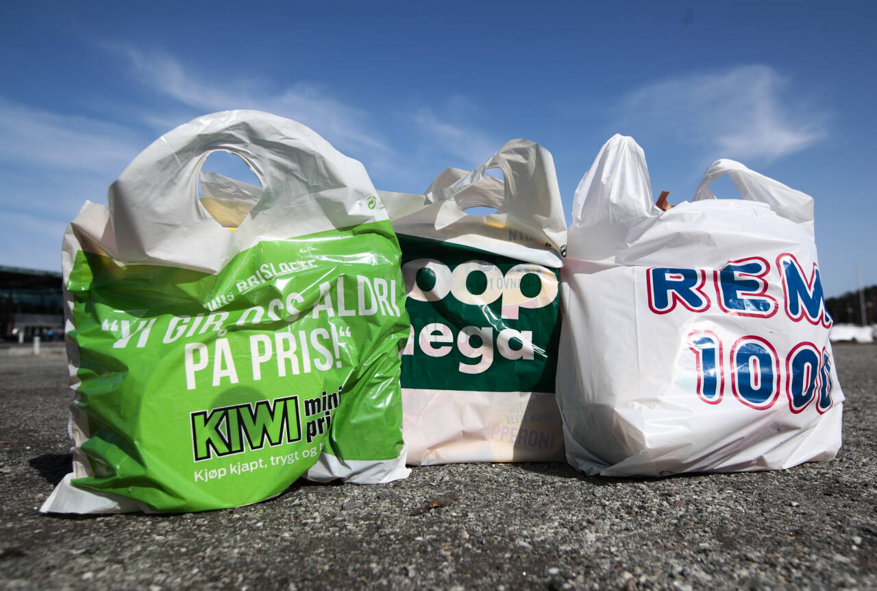 Bare i august har vi brukt rundt 18 millioner færre plastposer. Nedgangen kommer etter at prisen på plastposene ble satt opp 1. august. Foto: Lise Åserud / NTB