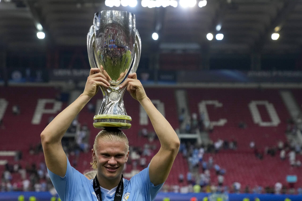 Erling Braut Haaland med pokalen etter Manchester Citys seier i den europeiske supercupen. Tirsdag ble han kåret til årets spiller av spillerforeningen PFA. Foto: Thanassis Stavrakis / AP / NTB