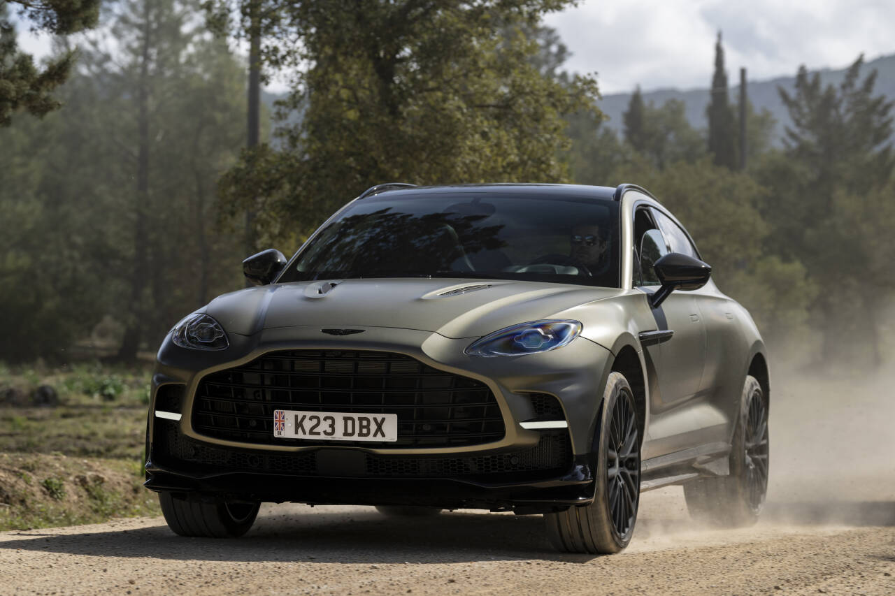 7000: Aston Martin sier de forventer å selge rundt 7000 biler i 2023. Det er SUV-en DBX som selger mest. Foto: Produsenten