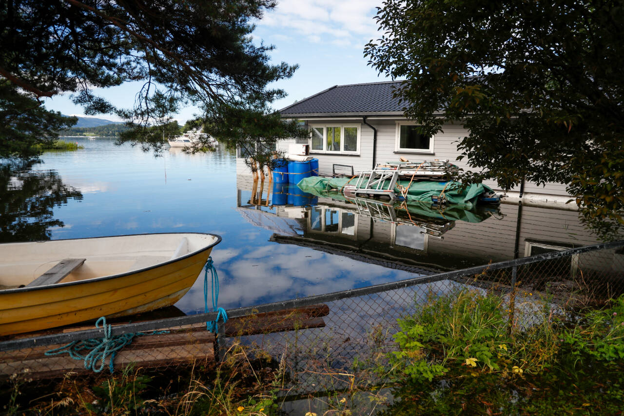 Mandag hadde forsikringsselskapene fått inn 7000 skademeldinger om skader på bygninger, innbo og tomter. Kostnaden beregnes nå til 1,6 milliarder kroner. Bildet er fra Brandbu før helgen. Foto: Frederik Ringnes / NTB