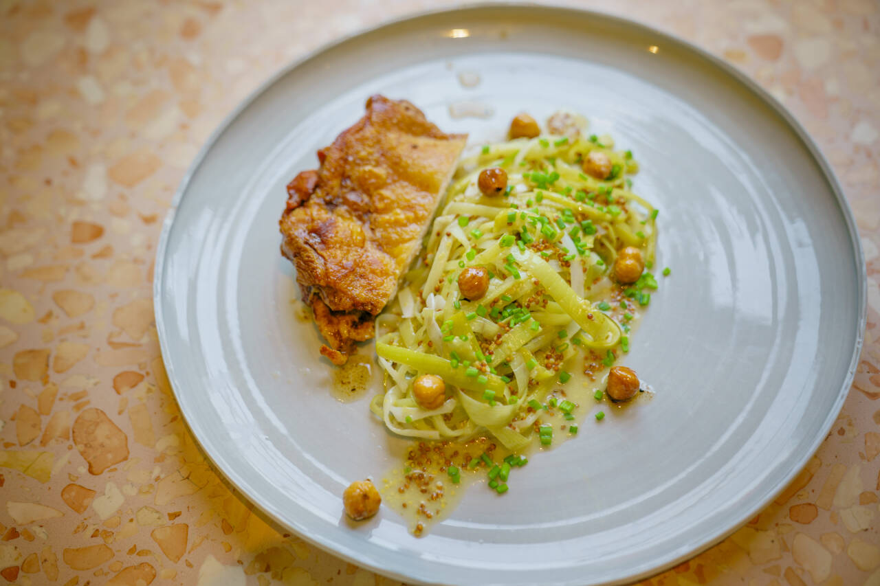 REDDER DAGEN: Har du et ferskt kyllinglår med skinn, kan du for eksempel lage en deilig rett med purrespagetti.Foto: Stian Lysberg Solum / NTB