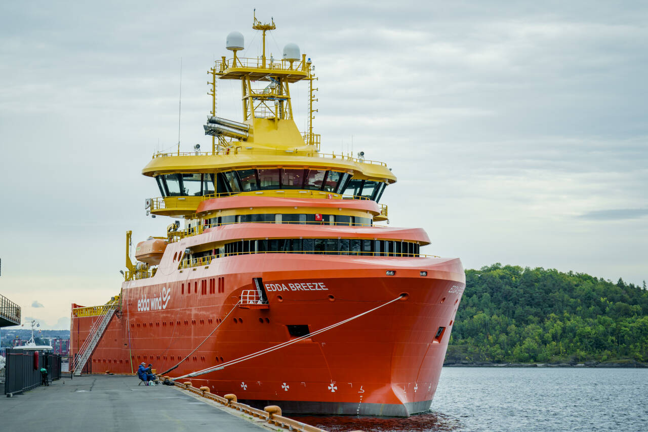 «Edda Breeze» er det første hydrogenskipet av sitt slag i Norge. Men ombyggingen av ti andre fossildrevne skip er satt på vent fordi rederne mener regningen blir for høy – til tross for at staten betaler halvparten. Foto: Stian Lysberg Solum / NTB