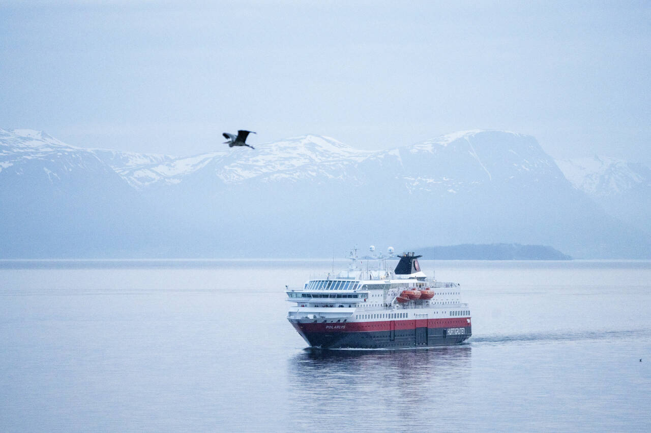Hurtigruten Polarlys på Moldefjorden. Hurtigruten har et underskudd på 1,3 milliarder kroner i første halvår, men peker på at bookingene har økt.Foto: Gorm Kallestad / NTB