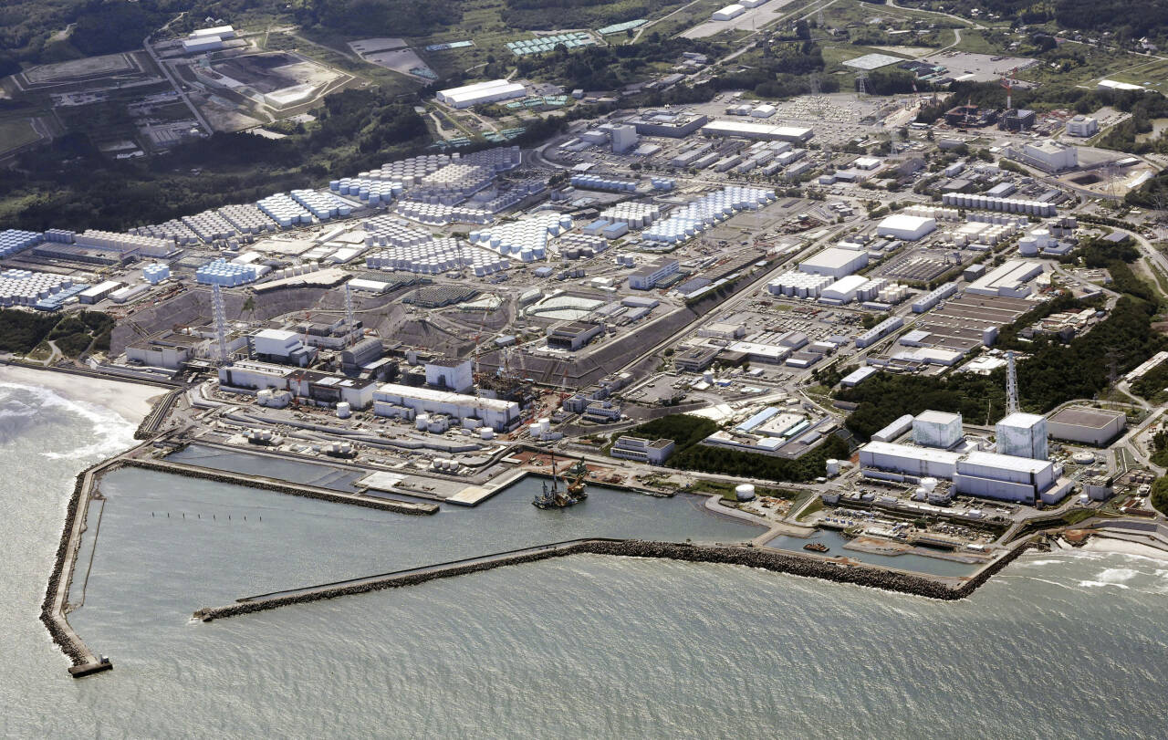 Japan sier det ikke er funnet radioaktivitet i kjølevannet som pumpes ut fra kjernekraftverket Fukushima. Arkivfoto: Kyodo News / AP / NTB