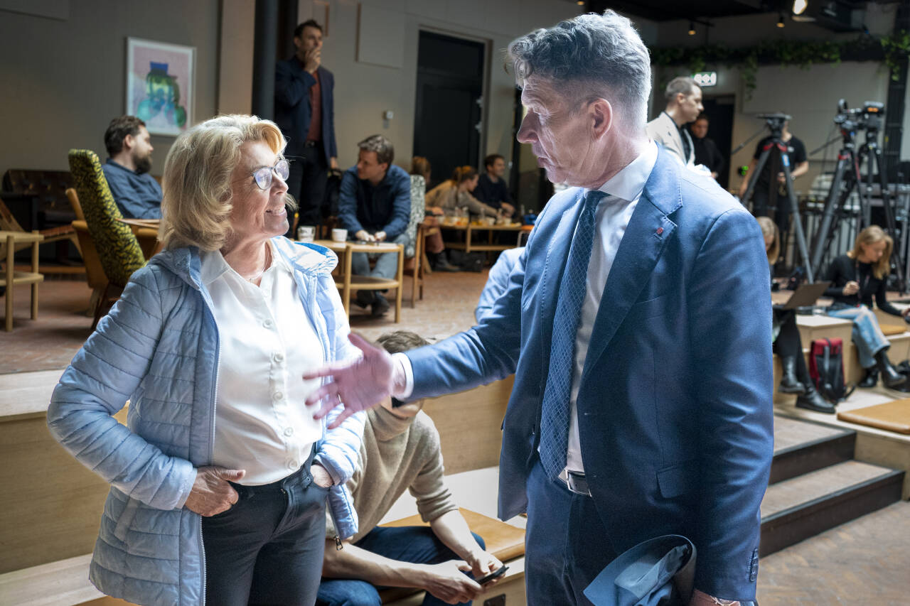 Illustrasjonsfoto av Åslaug Haga, leder i Fornybar Norge og Terje Aasland, olje- og energiminister under en presntasjon av havvindplaner. Foto: Terje Pedersen / NTB