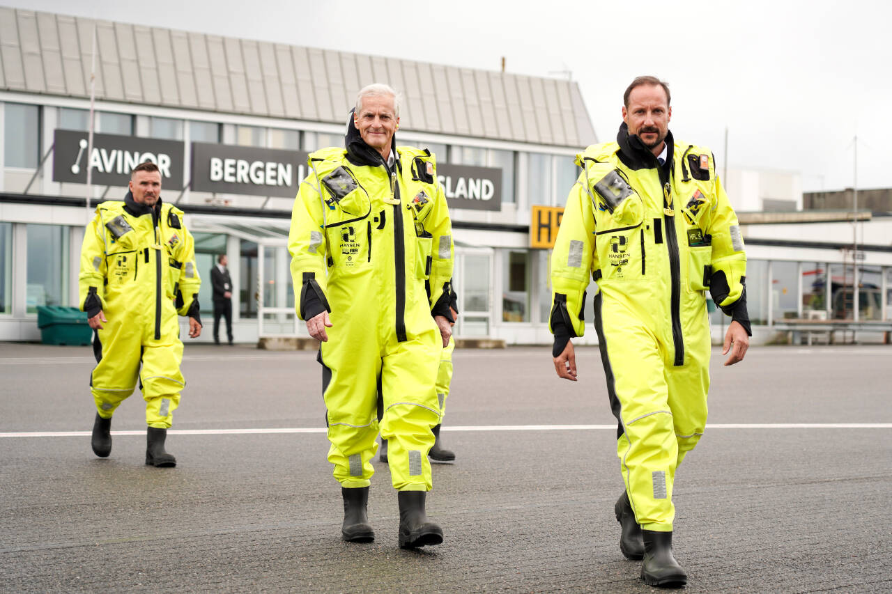 Kronprins Haakon og statsminister Jonas Gahr Støre før de flyr ut for å åpne den flytende havvindparken Hywind Tampen. Foto: Ole Berg-Rusten / NTB