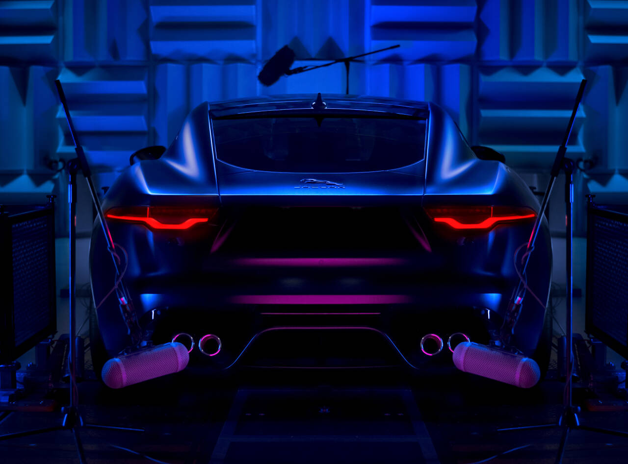 ARKIVERT: Jaguar skal snart avvikle produksjonen av fossilmotorer, og har nå passet på at lyden blir bevart for ettertiden. Foto: Produsenten