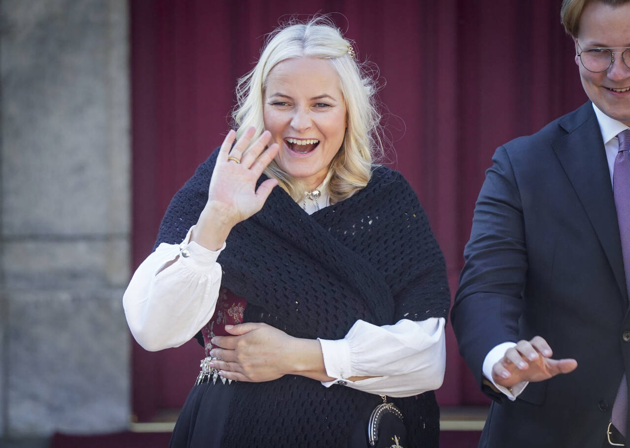 Kronprinsesse Mette-Marit inviterer sammen med kronprinsen til bakgårdsfest på Slottet i neste uke med gjester fra hele landet. Foto: Lise Åserud / NTB