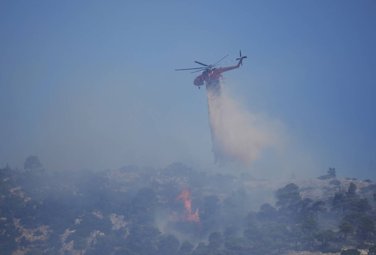 EU har bidratt med elleve fly og ett helikopter til å bekjempe skogbrannen nord i Hellas. Brannen er den største som er registrert i EU siden unionen begynte å samle inn felles data i 2000. Foto: Thanassis Stavrakis / AP / NTB