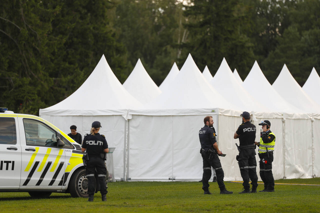 Politiet rykket til Ekebergsletta etter meldingen om slagsmål mellom 40-50 ungdommer. En rekke gjenstander ble beslaglagt. Frederik Ringnes / NTB