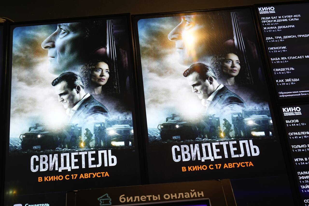 Filmplakaten for den russiske spillefilmen «Vitnet» står på en kino i Moskva. Propagandafilmer som dette om Russlands krigføring i Ukraina, er noe president Vladimir Putin vil ha mer av. Foto: Aleksander Zemlianitsjenko / AP / NTB