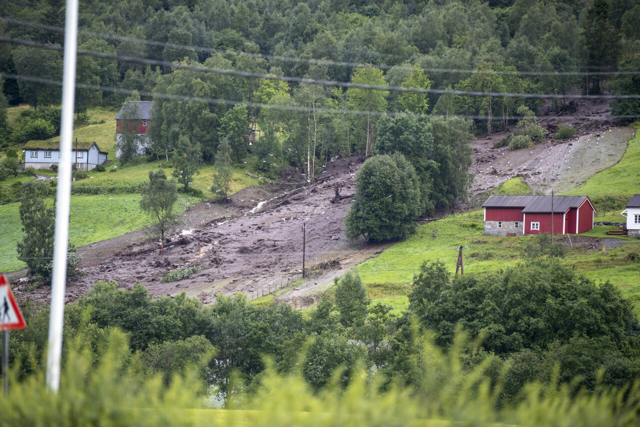 Store områder i Vistdalen i Molde kommune var stengt etter at det gikk et jordskred søndag. Nå er evakueringen opphevet.Foto: Frederik Ringnes / NTB