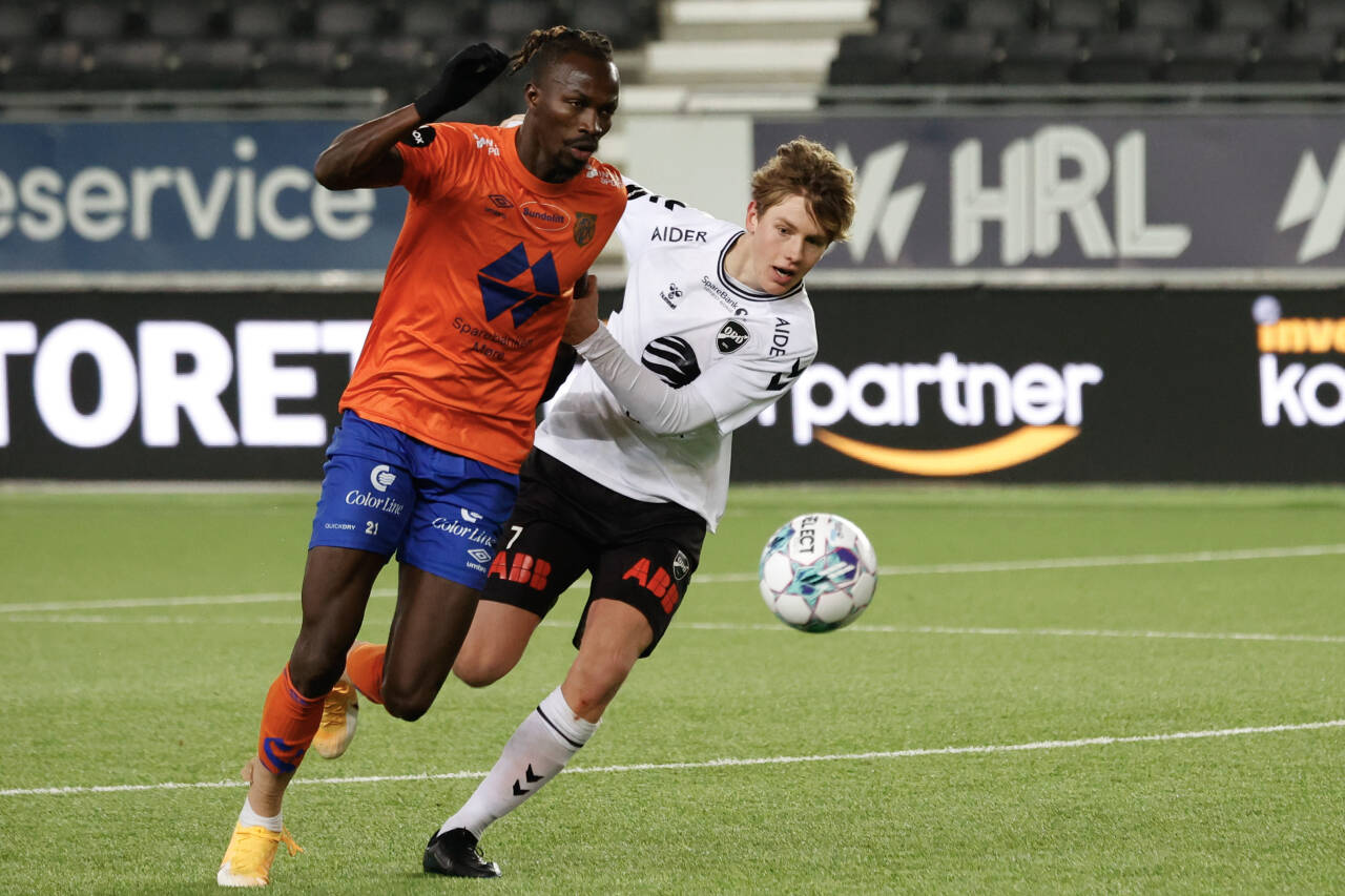 Odds Filip Jørgensen scoret ett at målene i 4-1-seieren over Aalesund. Her i duell med Amidou Diopp. Foto: Tor Erik Schrøder / NTB