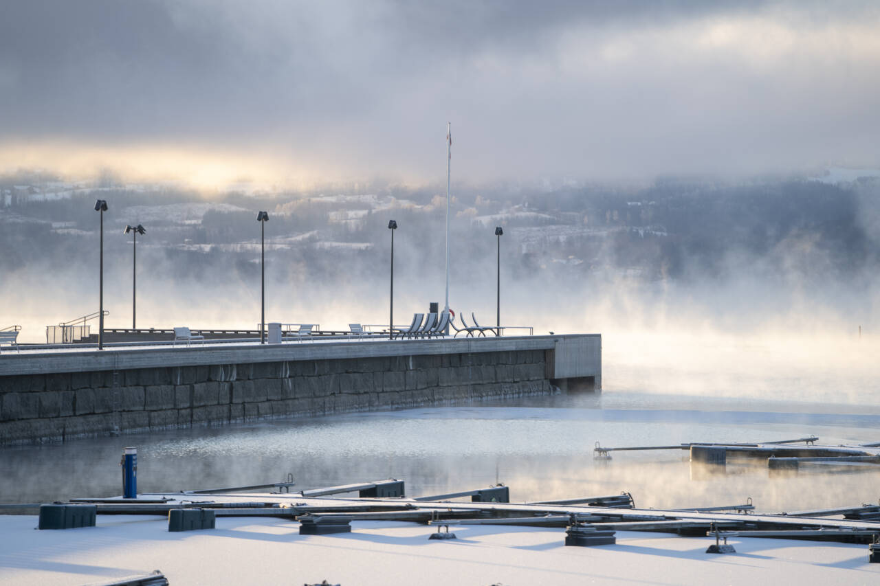 Det blir kaldt i slutten av neste uke, ifølge meteorologene. Her frostrøyk over Mjøsa i begynnelsen av desember.Foto: Terje Pedersen / NTB
