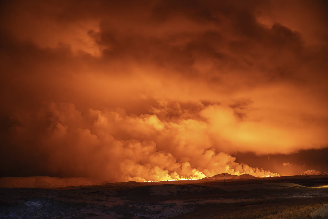 Et vulkanutbrudd fant sted nær Grindavik på Reykjanes-halvøya på Island sent mandag kveld. Natt til onsdag ventes en svovel-sky å treffe Vestlandet. Foto: AP / Marco Di Marco / NTB 