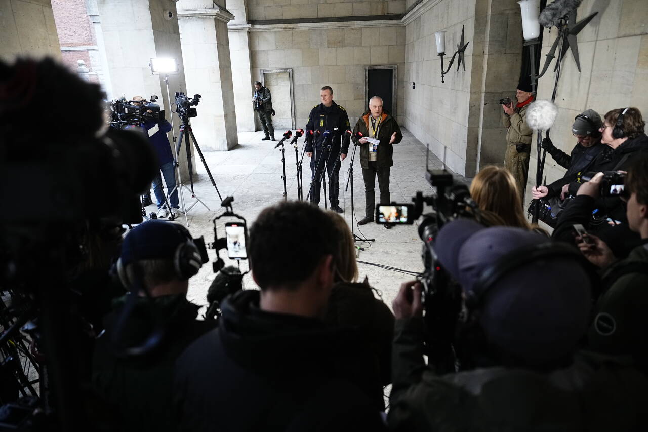 Leder Flemming Drejer i Politiets Efterretningstjeneste (t.h.) og København-politisjef Peter Dahl på pressekonferanse torsdag. En tidligere etterretningsanalytiker sier at han tror pågripelsene i terrorsaken i Danmark torsdag, som politiet og etterretningstjenestene omtaler som tidlige, skyldes at myndighetene mener terrorplanene var nær ved å gjennomføres. Foto: Martin Sylvest / Ritzau Scanpix / NTB