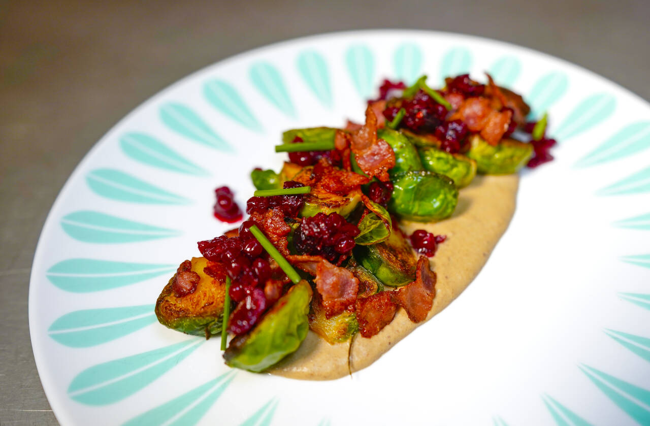 KALKUNENS VENN: Stekt rødkål og bacon, på en seng av valnøttkrem, er genialt både til kalkun, ribbe, hvit fisk og helt alene.Foto: Lise Åserud / NTB