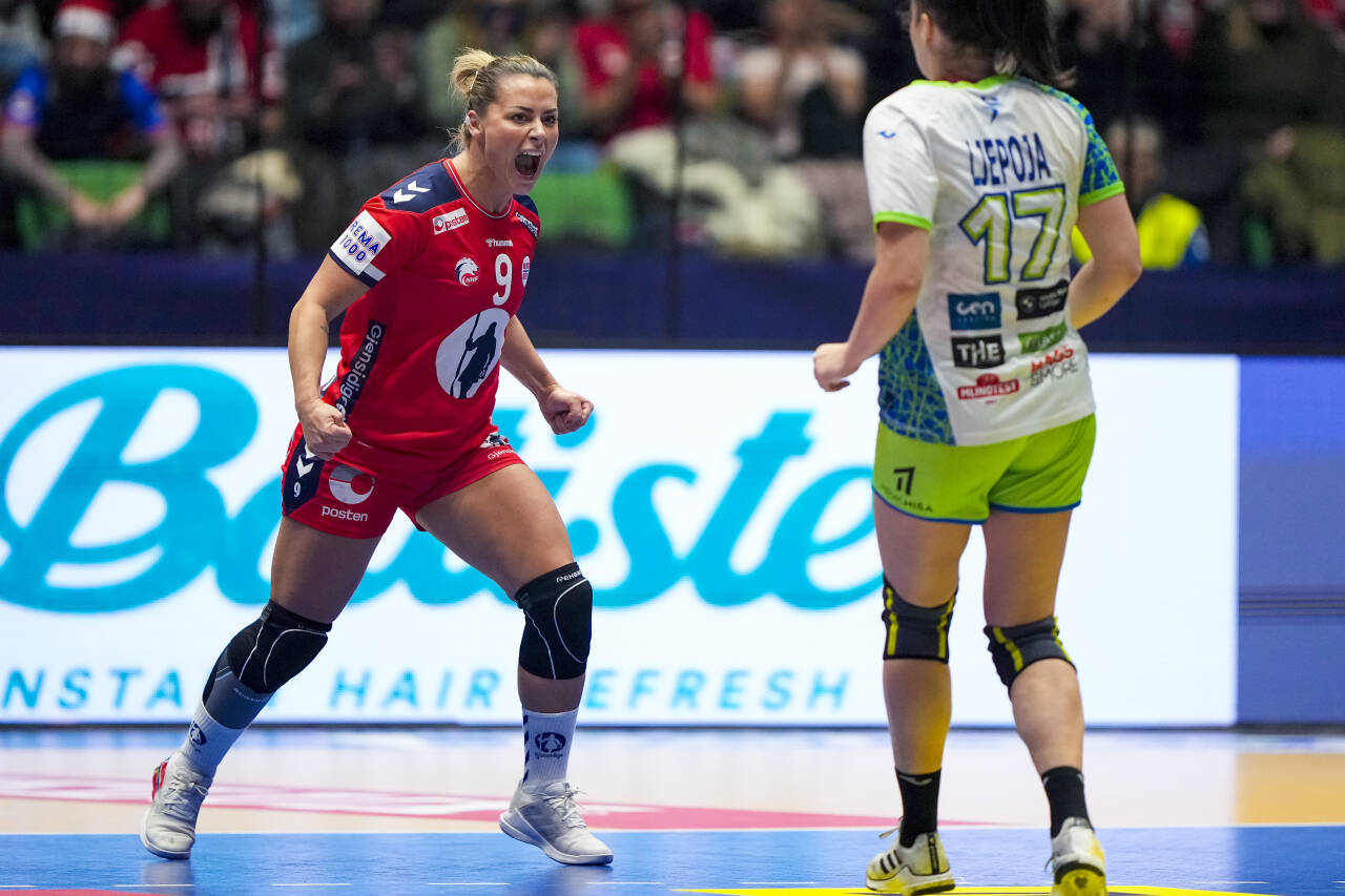 Nora Mørk jubler under VM-kampen i håndball mot Slovenia. Foto: Beate Oma Dahle / NTB