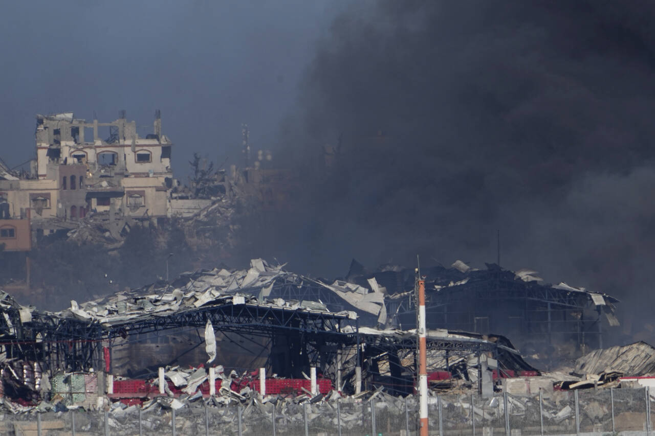 Røyk stiger opp etter israelske luftangrep mot Gazastripen, sett fra det sørlige Israel. Foto: Ariel Schalit / AP / NTB