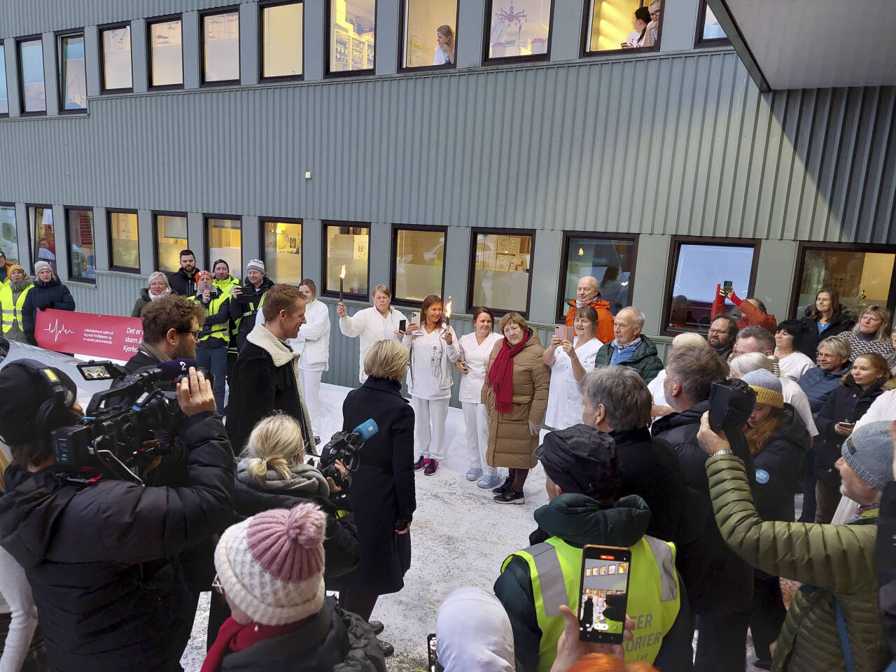 Helseminister Ingvild Kjerkol ble møtt av demonstranter med fakler da hun ankom Gravdal sykehus i Vestvågøy kommune i Lofoten denne uka. En lekket rapport viser at sykehusdirektøren anbefaler nedleggelse av akuttkirurgien i både Lofoten og Narvik. Foto: Gustav Fauskanger Pedersen / Avisa Lofoten / NTB