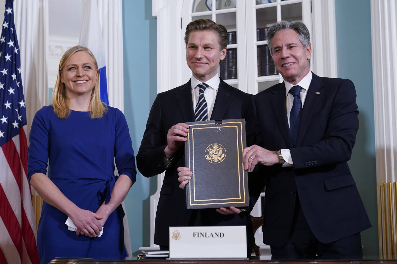 Finlands utenriksminister Elina Valtonen (t.v..) og utenriksminister Antti Häkkänen (i midten) poserer med USA utenriksminister Antony Blinken etter at de to landene signerte en forsvarsavtale mandag. Foto: Susan Walsh / AP / NTB.