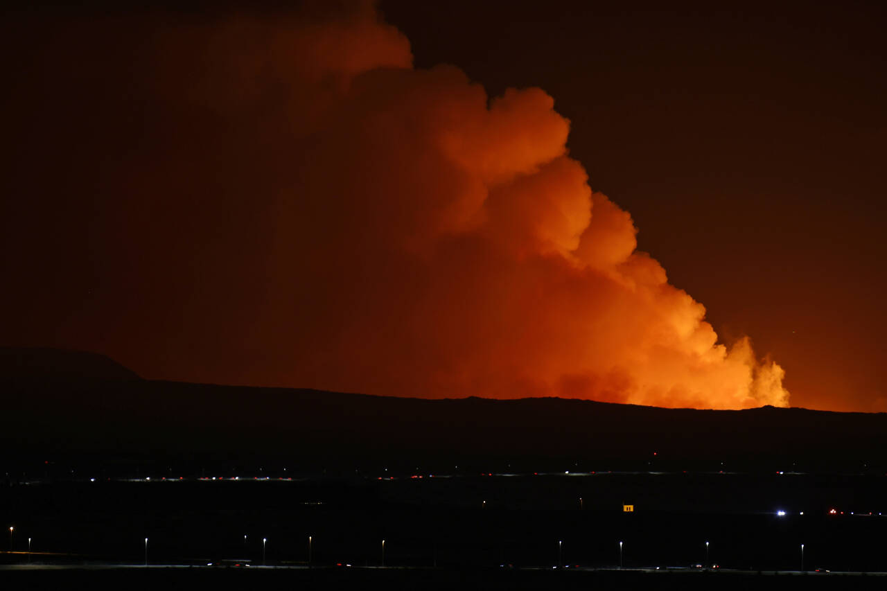 Jordskjelv forårsaket et kraftig vulkanutbrudd på Reykjaneshalvøya på Island mandag kveld. Det er uklart hva konsekvensene blir. Foto: Brynjar Gunnarsson / AP  / NTB