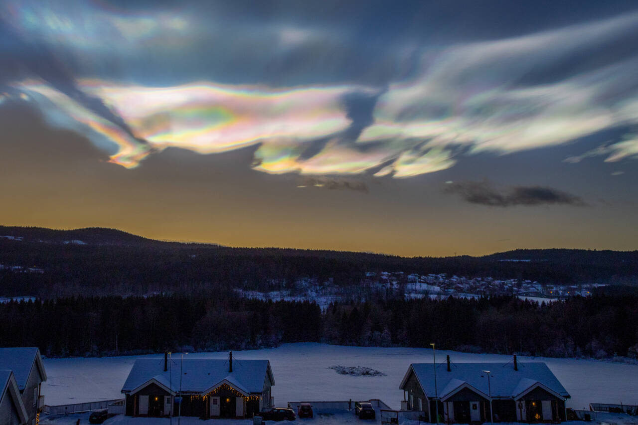 Neste uke er det ventet iskalde temperaturer både på Østlandet og i Finnmark. Her perlemorskyer på himmelen over Hakadal før jul. Foto: Paul Kleiven / NTB