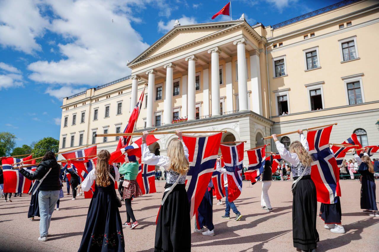 Barnetoget 17. mai går foran slottet på en fredag i 2024. Foto: Frederik Ringnes / NTB