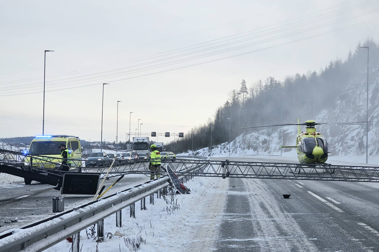 E18 ved Askim var stengt etter en ulykke fredag. Foto: Freddie Larsen / NTB