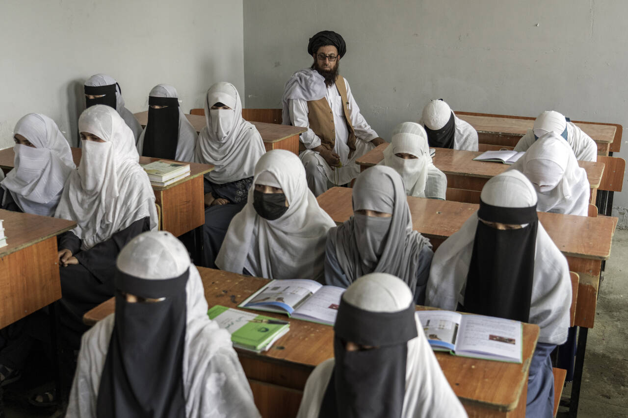 Et arkivbilde som viser afghanske jenter på en religiøs skole i Kabul i august i fjor. Foto: Ebrahim Noroozi / AP / NTB