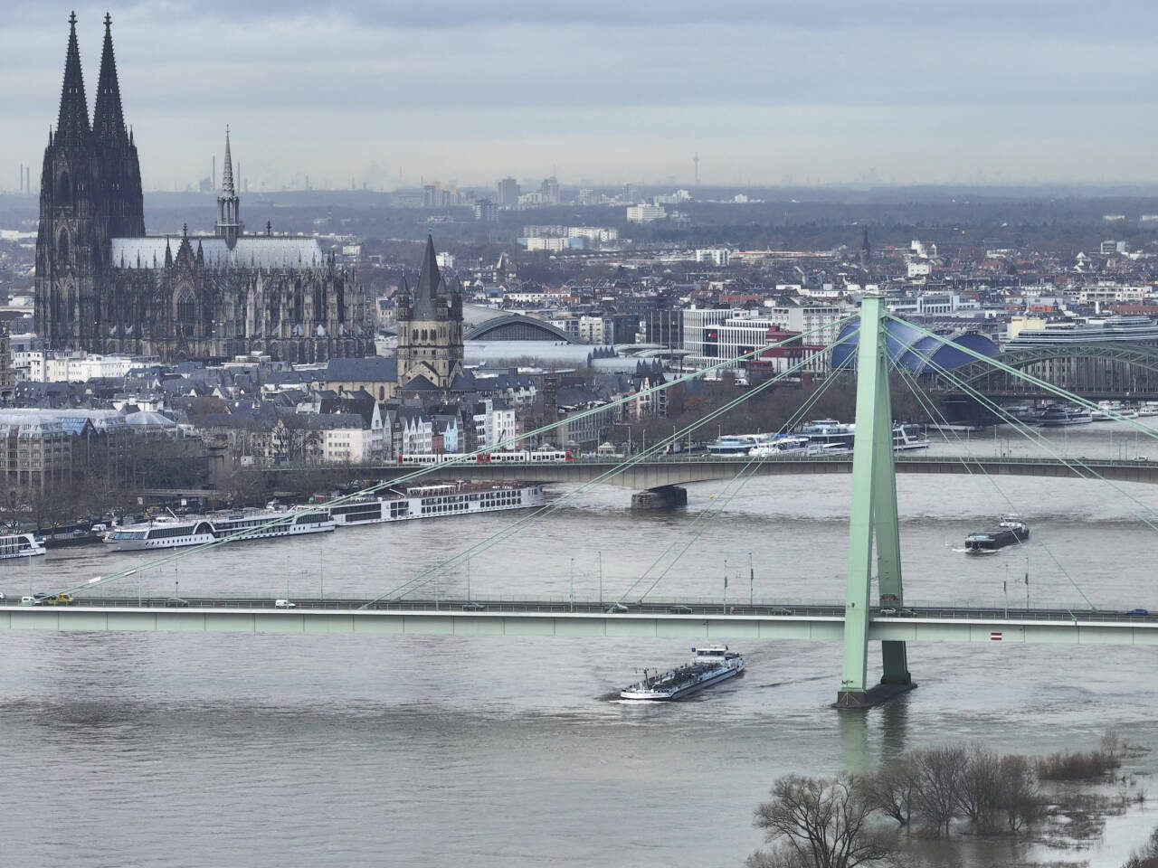 Katedralen i Köln ruver over byen. Den skal ha vært blant målene for terrorplanene. Foto: DPA / AP / NTB