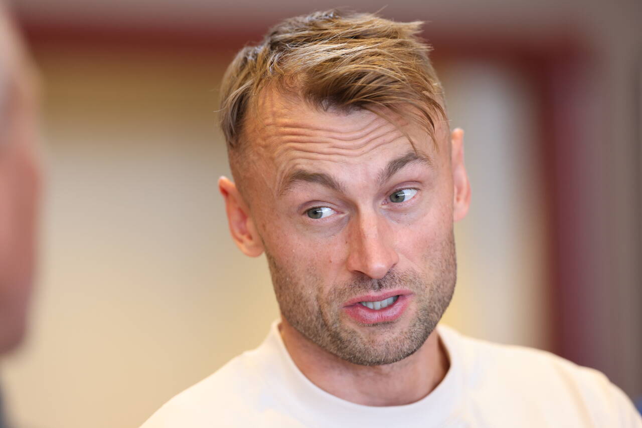 Petter Northug hyller Johannes Høsflot Klæbo. Foto: Geir Olsen / NTB