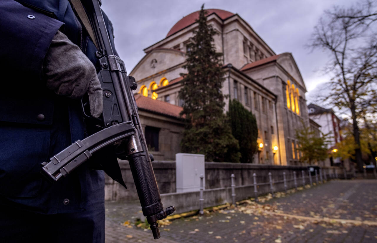 Tyskland har økt sikkerheten rundt jødiske institusjoner etter Hamas-angrepet mot Israel 7. oktober. Bildet viser politi som står vakt utenfor en synagoge i Frankfurt. Foto: Michael Probst / AP / NTB