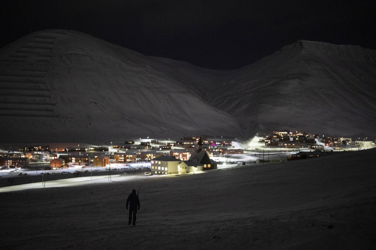 Longyearbyen 11. januar i år. Klimaendringene påvirker Svalbard raskere enn i resten av verden Foto: Daniel Cole AP / NTB