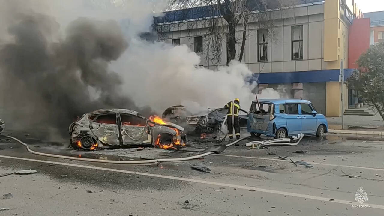 Brannmannskaper slukker brann etter at biler ble rammet av det ukrainske angrepet i Belgorod lørdag. Foto: Russlands nødsituasjonsdepartement / AP / NTB