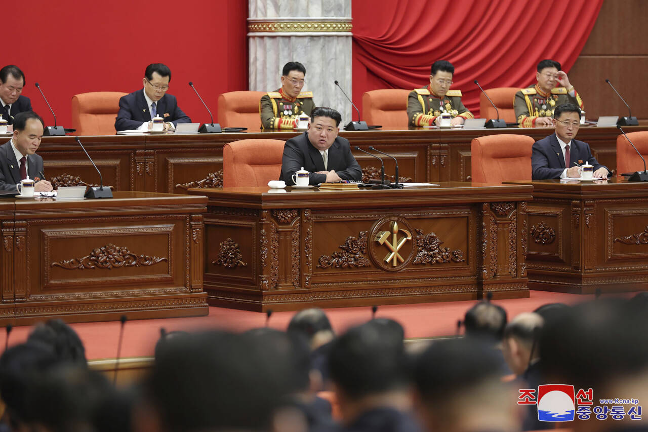 Nord-Koreas leder Kim Jong-un, her under en tale på årsavslutningen i arbeiderpartiet 28. desember, varsler økt atomsatsing og forberedelser på å utslette Sør-Korea. Foto: KCNA / AP / NTB