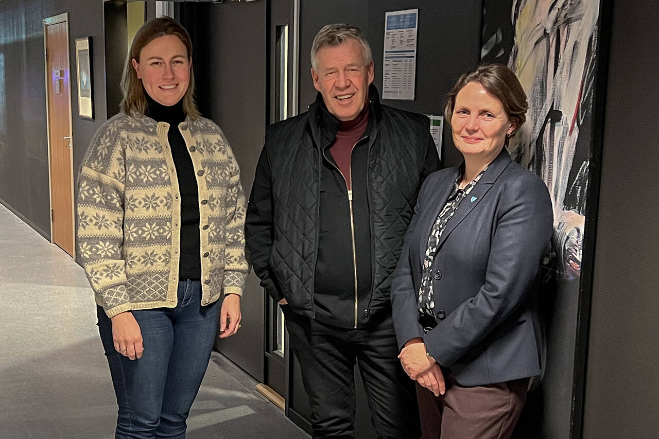 Direktør i Nordmørsmusea Eigunn Stav Sætre (t.v.), daglig leder i Sparebankstiftelsen Nordvest Odd Einar Folland og kulturdirektør Heidi-Iren Wedlog Olsen. Foto: Nordmørsmusea