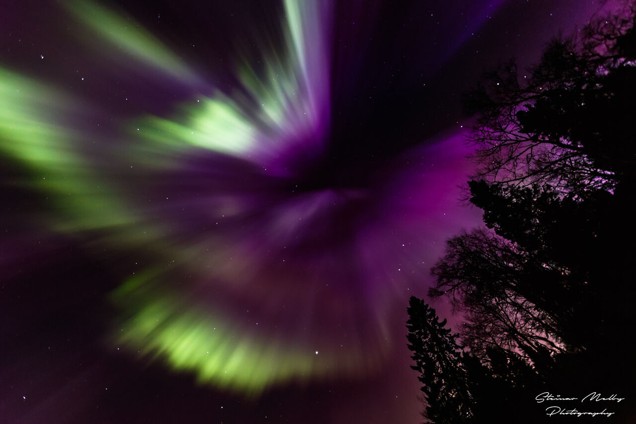 Det vakre himmelfenomenet kan man få sett mange steder i Sør-Norge mandag kveld, opplyser Yr. Her fra en solstorm for noen år siden, sett fra Gløsvågen i Kristiansund. Foto: Steinar Melby