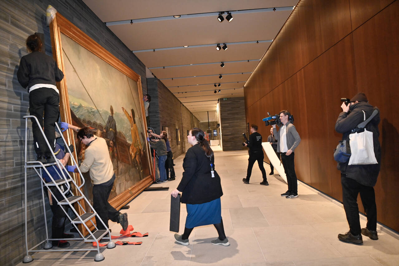 Maleriet «Leiv Eiriksson oppdager Amerika» fra 1893 malt av Christian Krohg ble mandag ettermiddag hengt opp i første etasje på Nasjonalmuseet. Det var et av flere malerier som ble satt i kjelleren, etter mye debatt de siste dagene har ledelsen ved Nasjonalmuseet ombestemt seg. Foto: Annika Byrde / NTB